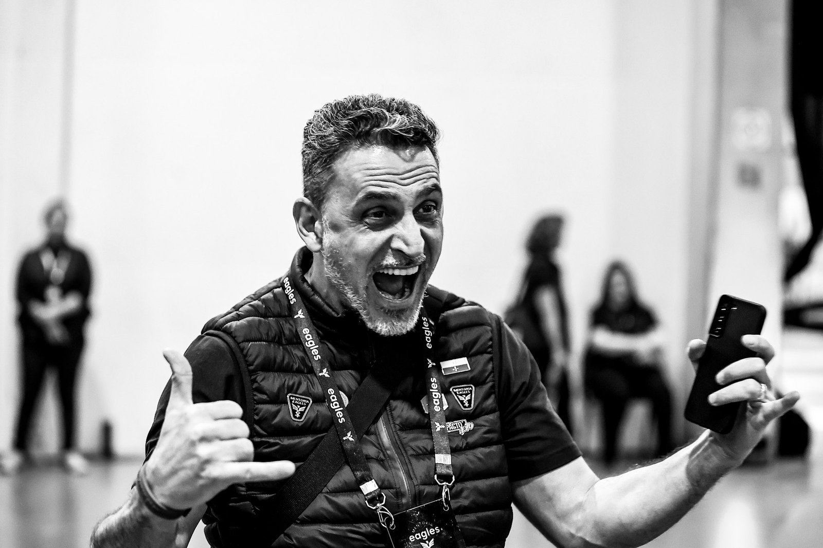 Nicola Losacco celebrando durante uma experiência de imersão